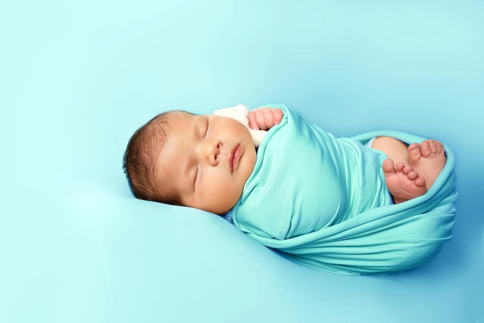 Best Swaddles for Newborns: Arms Up vs Down + 5 More